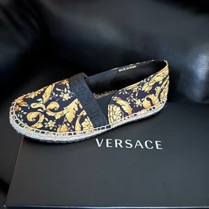 Versace lil girls shoes size 3 us 35 Eu